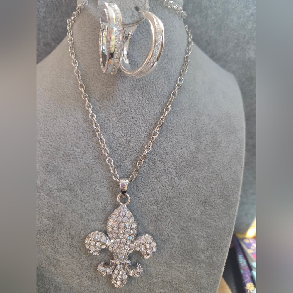 Silver Fleur-de-Lis Jewelry Set - Picture 2 of 9